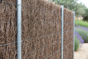 brezo para vallas - detalle de instalación de brezo y fijación para ocultación cubelles (1)