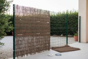 cómo instalar brezo en valla - instalación de ocultación en proceso con fijaciones sant pere de ribes (1)