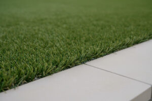 detalle de césped artificial - acabado y bordes de instalación de césped artificial Sant Pere de Ribes