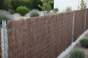 instalación de brezo natural en valla - ocultación y privacidad en jardín olivella (1)